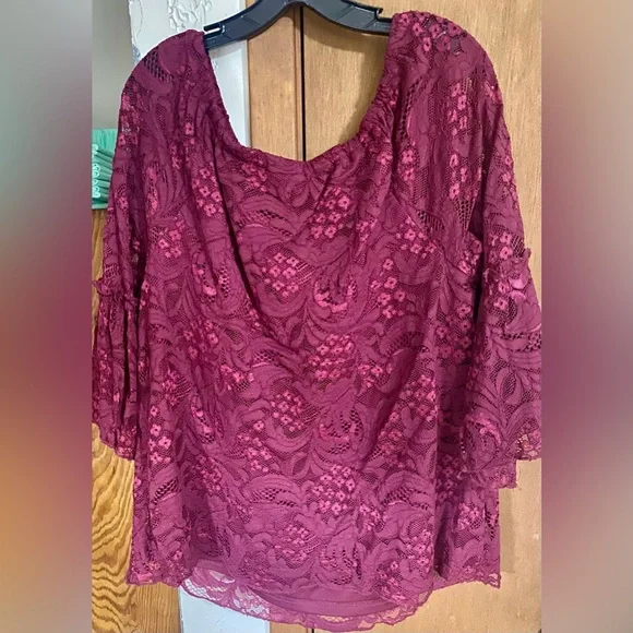 😊Women “Lovely in Lace” Burgundy Top Size 0X (14-16) - Picture 3 of 3
